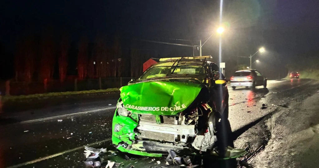 Conductor ebrio choca patrulla policial en Chiloé y deja dos carabineros heridos